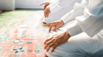 جمع صلاة الجمعة مع العصر للمسافر كم ركعة؟ .. علماء الفقه يجيبون