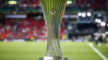 أستون فيلا يكتسح أياكس برباعية ويتأهل لربع النهائي في دوري المؤتمر الأوروبي