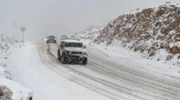 جبل اللوز في المملكة يخطف الأنظار بعد تربع الثلوج على قمته