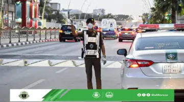 " المرور" يكشف حالات التزام قائد المركبة أقصى الجانب الأيمن من الطريق