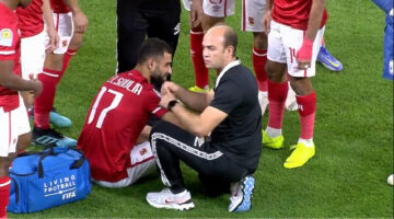 ضربة موجعة للنادي الأهلي المصري قبل مواجهة الترجي .. تطورات إصابة عمرو السولية 