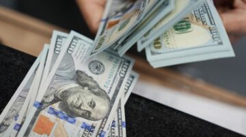 أسباب ارتفاع سعر الدولار في السوق الموازية بالعراق؟ .. خبير اقتصادي يوضح