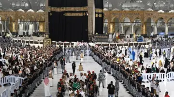 في بداية العام الهجري الجديد 1446 .. تغيير كسوة الكعبة المشرفة بمشاركة نسائية