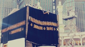 مراسم تغيير كسوة الكعبة ٢٠٢٤ الأول من محرم 1446هـ وأهم المعلومات حول الكسوة وصناعتها
