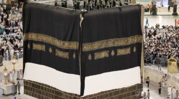 في أول أيام العام الهجري الجديد 1446.. تفاصيل تغيير كسوة الكعبة المشرفة بوزن 1350 كيلو جرام