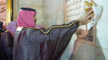 "بماء الزمزم وماء الورد" بدء أعمال غسل الكعبة المشرفة تحت إشراف نائب أمير مدينة مكة المكرمة