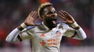 خالد الغندور يوضح آخر المستجدات بشأن صفقة اللاعب أرون بوبيندزا الزمالك