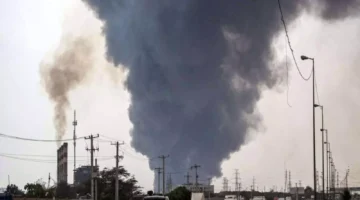 انفجار مدوي يقضي على أكبر ميناء تجاري في إيران.. تفاصيل حصرية عن أسبابه وتأثيره على قطاعي النفط والملاحة (فيديو)