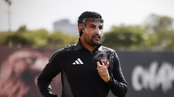 شوبير يعلن انتهاء موسم يحيى عطية الله مع الأهلي.. وأزمة فى الجبهة اليسرى