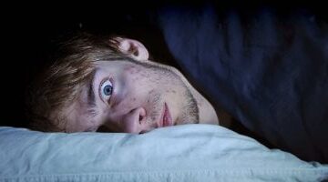 7 أسباب شائعة لصعوبة النوم والأرق وحلول عملية