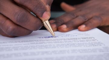 كيفية توثيق العقود التجارية بسهولة عبر منصة إيجار