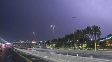 انذار طقسي: استمرار أمطار رعدية يثير جريان السيول