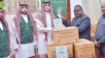 هدية كريمة.. 25 طناً من التمور تصل إلى زنجبار