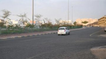 هطول أمطار غزيرة يغطي المدينة المنورة مع سماء ملبدة بالغيوم