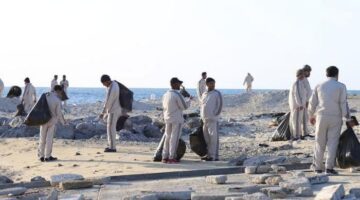 حرس الحدود يطلق حملة تطوعية لتنظيف شاطئ القطيف