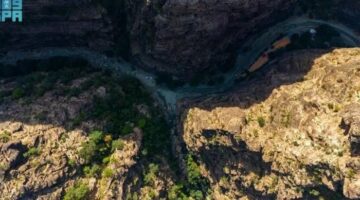صخرة وادي لجب: تكوين طبيعي يكشف أسرار الطبيعة في جازان