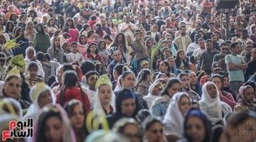 أجواء فرحة وسعادة.. آلاف الأقباط يحتفلون بأحد السعف فى دير سمعان الخراز