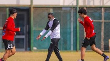 أحمد الكاس يشاهد مع لاعبى منتخب الناشئين تسجيلا لمباراة بوركينا فاسو والكاميرون