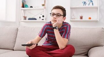 استشارى توضح آثار المحتوى العنيف على الأطفال.. صاحب طفلك