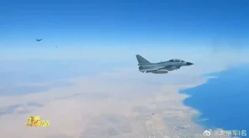 طائرة حربية صينية J-10C تحلق فوق ميناء إمداد أمريكي في السعودية أثناء طريقها إلى مصر