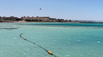 البحر عالى.. نشاط للرياح وارتفاع كبير للأمواج فى البحر الأحمر "فيديو"