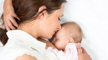 الرضاعة الطبيعية لـ 6 أشهر تحمى الأم من سرطان الثدى.. طرق أخرى للوقاية