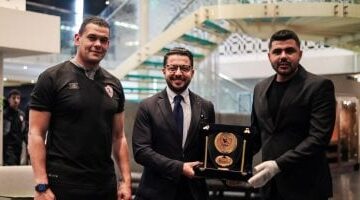 الزمالك يكرم قنصل مصر في جنوب إفريقيا ويهديه درع النادي