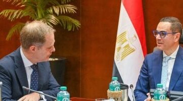 السفير البريطانى بالقاهرة يشيد بمناخ الاستثمار الآمن فى مصر