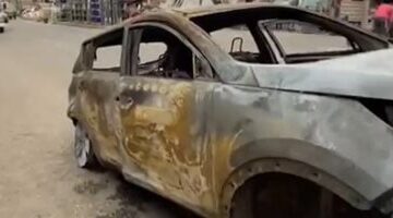 العربية بقت خردة.. تفحم سيارة أعلى كوبرى أكتوبر "فيديو"