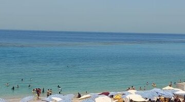 الناس كلها فى البحر.. إقبال على شواطئ الإسكندرية فى شم النسيم.. فيديو