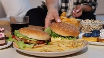 بعد العيد والإجازات.. 10 أخطاء غذائية لازم تبعد عنها