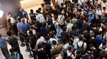 بعد رسوم ترامب.. إقبال على متاجر آبل لشراء هواتف آيفون خوفا من ارتفاع الأسعار