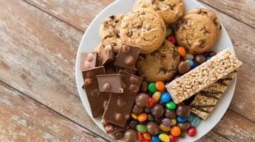 تأثير الإفراط في تناول الحلويات على صحة الكبد.. هل يشكل خطراً حقيقياً؟