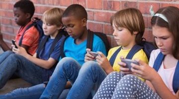تأثير التكنولوجيا على صحة الجيل الحالي النفسية: هل يُهدد أم يعزز؟