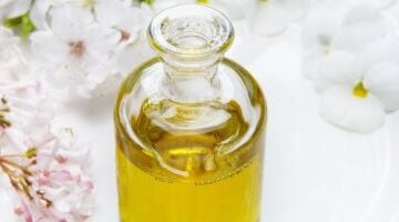 تريند زيت الخروع على السرة.. هل يقلل الانتفاخ بالفعل؟