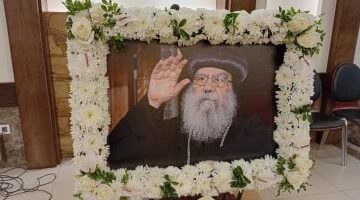 توافد الشخصيات العامة على عزاء الأنبا باخوميوس لليوم الثانى بالبحيرة.. فيديو