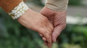 حب وارتباط فى الـ80.. كيف يدعم زواج كبار السن الصحة النفسية