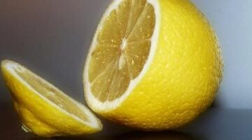 خلى بالك فى المطبخ.. تعملى إيه لو تناثرت قطرات ليمون فى عينيك أثناء عصرها