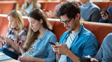 دراسة: هاتفك المحمول يحميك من الخرف بنسبة 58%