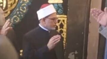رئيس جامعة الأزهر يتلقى العزاء فى وفاة والده فى كفر الشيخ.. فيديو