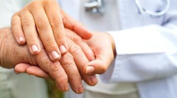 رعشة اليد: اكتشف 10 أسباب شائعة وطرق علاج فعالة