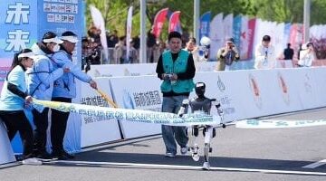 روبوتات تشارك في مارثون بشرى في بكين.. من يفوز في النهاية؟