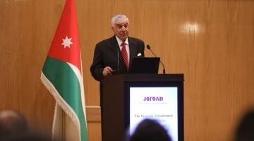 زاهي حواس يلقي محاضرة عن الأهرامات بجامعة كولومبيا الأمريكية في عمان