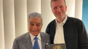 زاهي حواس يوقع كتاب توت "عنخ آمون من هوارد كارتر الى المدينة الذهبية" بالتشيك
