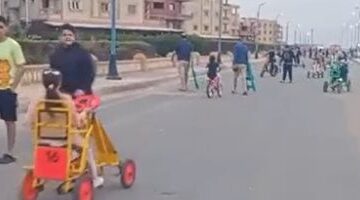 شاهد فرحة الأطفال وهما بيتفسحوا فى مصيف بلطيم بركوب العجل ونزول البحر
