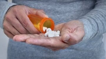 طبيب من جامعة هارفارد يحذر من تناول المسكنات على معدة فارغة