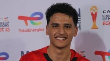 عبد الله يتوج بجائزة أفضل لاعب في مباراة مصر وجنوب أفريقيا.. ويهديها إهداءً عاطفيًا لوالدته!