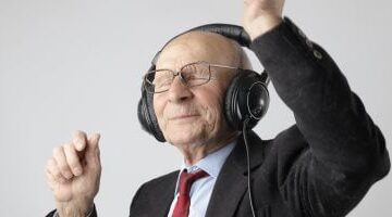 فحوصات الذكاء الاصطناعي تحول حياة كبار السن بشكل جذري
