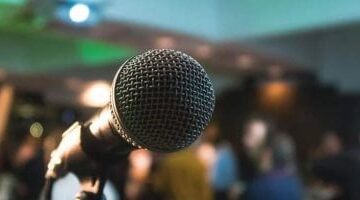 كشف مذهل: امرأة تصاب بفيروس الهربس بسبب قرب ميكروفون الكاريوكي من فمها
