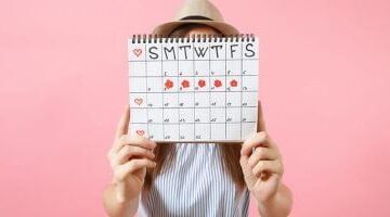 كيف يؤثر اكتساب الوزن أو فقدانه على انتظام الدورة الشهرية؟